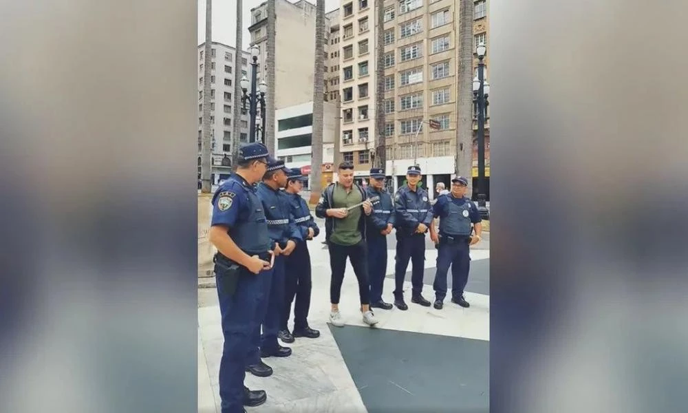 Viral το βίντεο με Λαρισαίο ρεμπέτη: Έδωσε το μπαγλαμαδάκι του σε Βραζιλιάνα αστυνομικό στο Σάο Πάολο